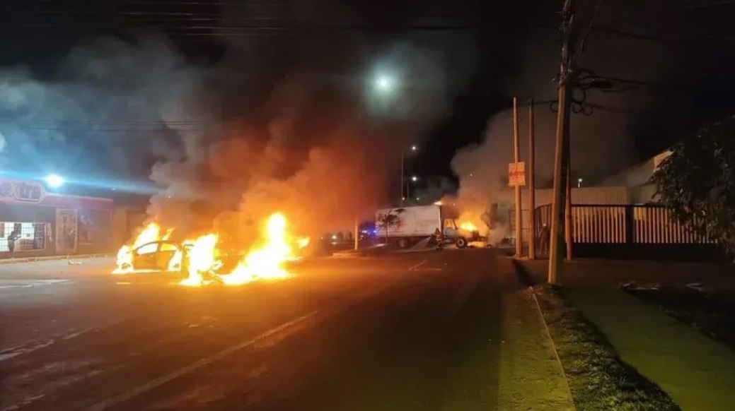 Reportan quema de vehículos, bloqueos y balaceras en Tabasco